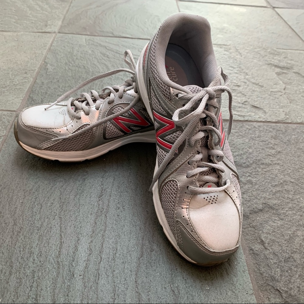 New Balance Susan G. Komen walking athletic sneakers gray with pink trim Size 8